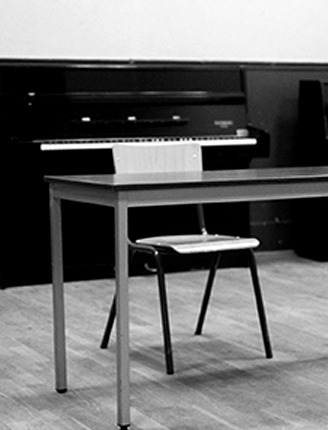 Piano avec une chaise et un bureau dans la salle de répétition Saint-Roch, Paris