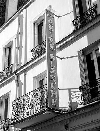 Panneau lumineux de la façade du théâtre de la Reine blanche à Paris 18