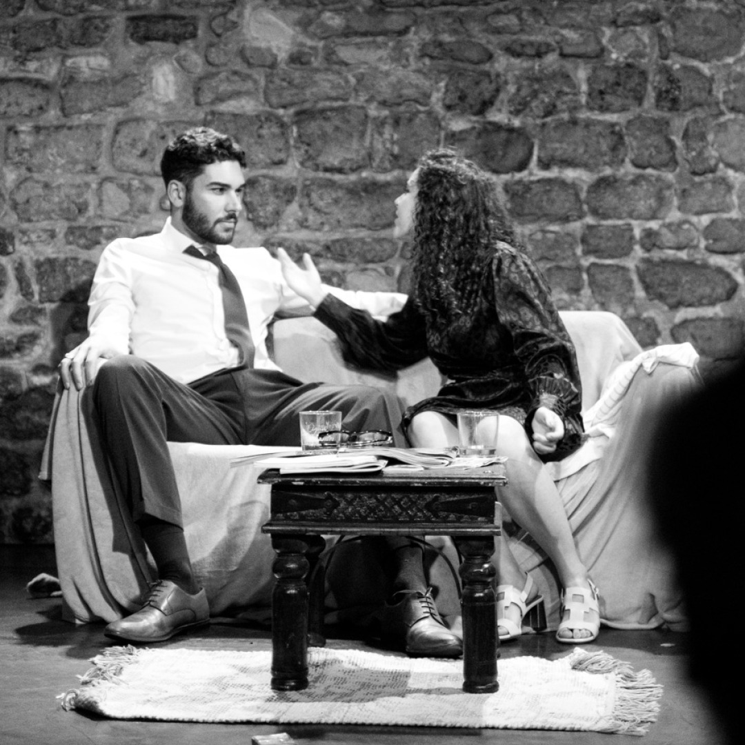 2 apprentis comédiens, un homme et femme qui dialoguent assis sur un canapé