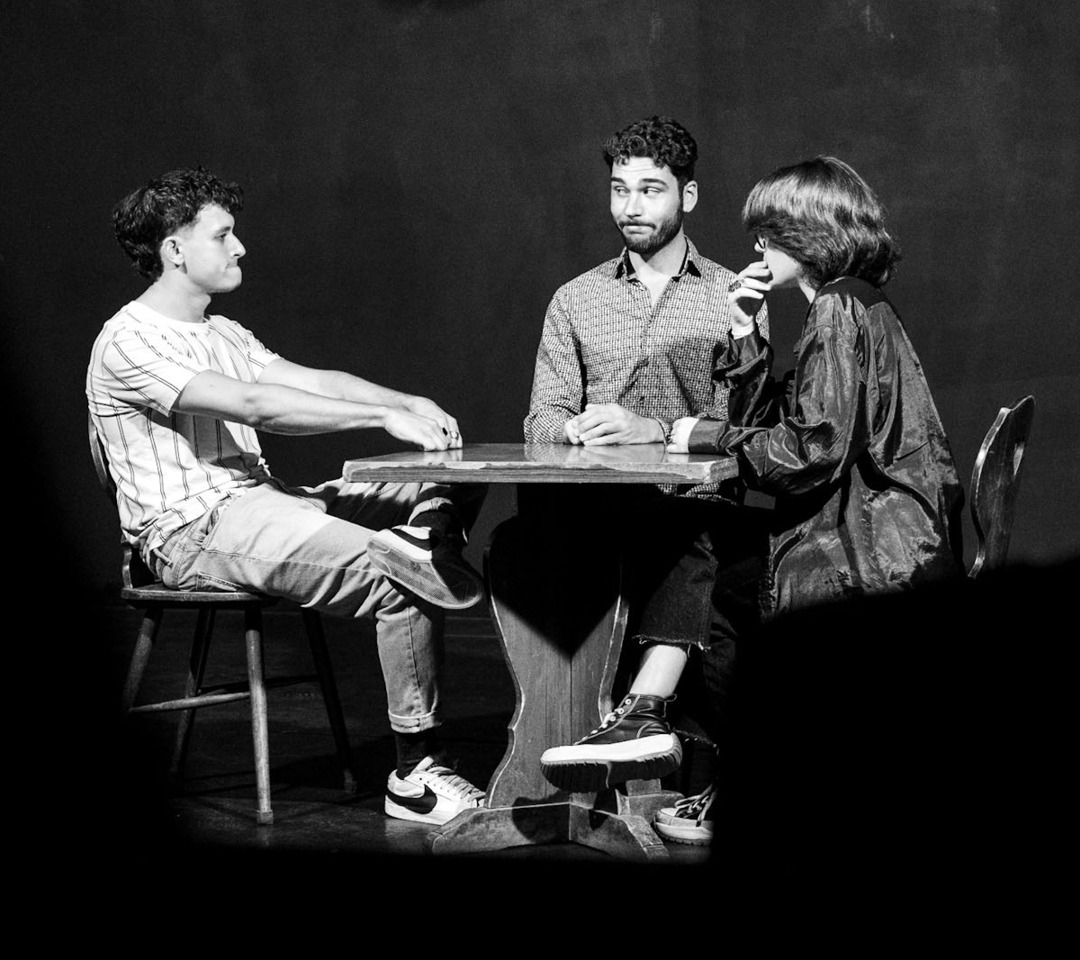 3 apprentis comédiens de la Compagnie Anton Barsoff qui jouent à un jeu de carte, au théâtre de la Reine Blanche, Paris 18
